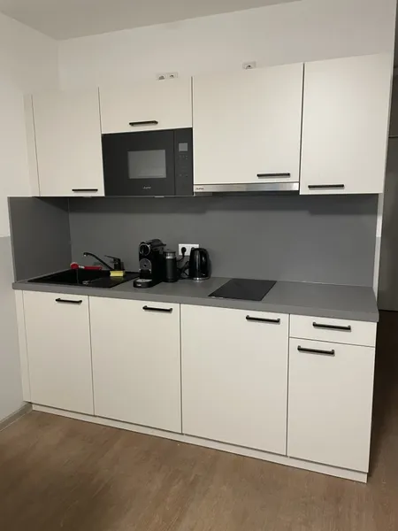 Teilmöbliertes 1 Zimmer Apartment direkt S-Bhf. Rummelsburg ! 5.OG, 37 qm, inkl. Strom + Internet ! — photo 1